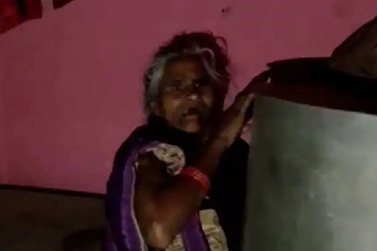 Seorang nenek di Uttar Pradesh, India, yang bernama Har Devi bersembunyi karena ketakutan bakal mendapat vaksin Covid-19.