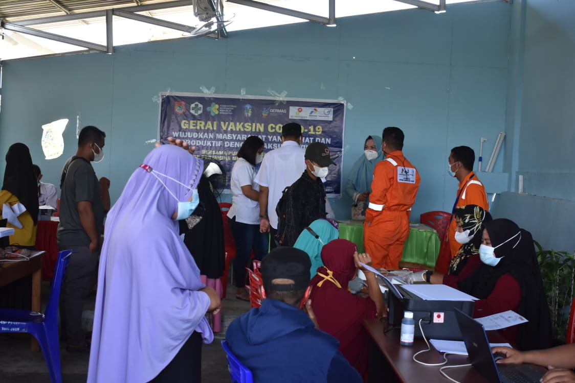 Untuk program vaksinasi kerjasama antara JOB Tomori dengan Pemerintah Kecamatan Batui Selatan, Puskesmas Batui Selatan, IMBAS dan Kwarcap Pramuka Kabupaten Banggai kali ini, disediakan 400 paket sembako untuk diberikan kepada setiap warga yang telah selesai mengikuti vaksin tahap 1 dengan memperlihatkan bukti karti vaksin.