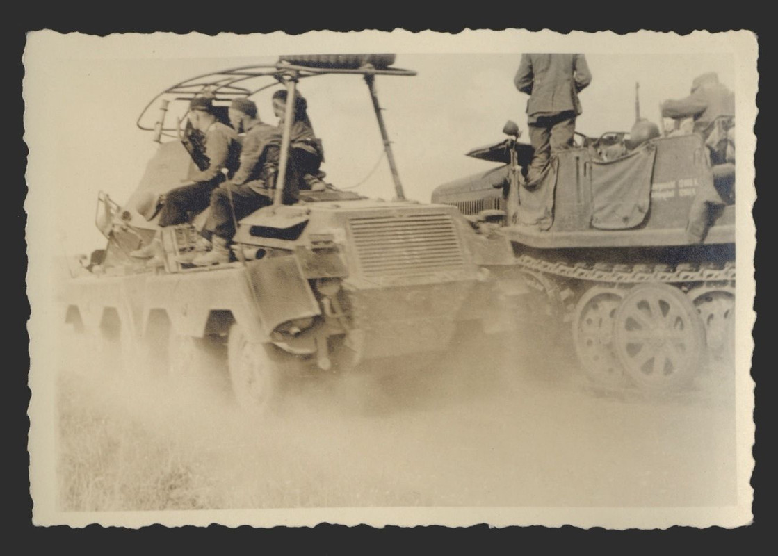 orig. Foto, deut. Panzerspähwagen u. Halbkettenf