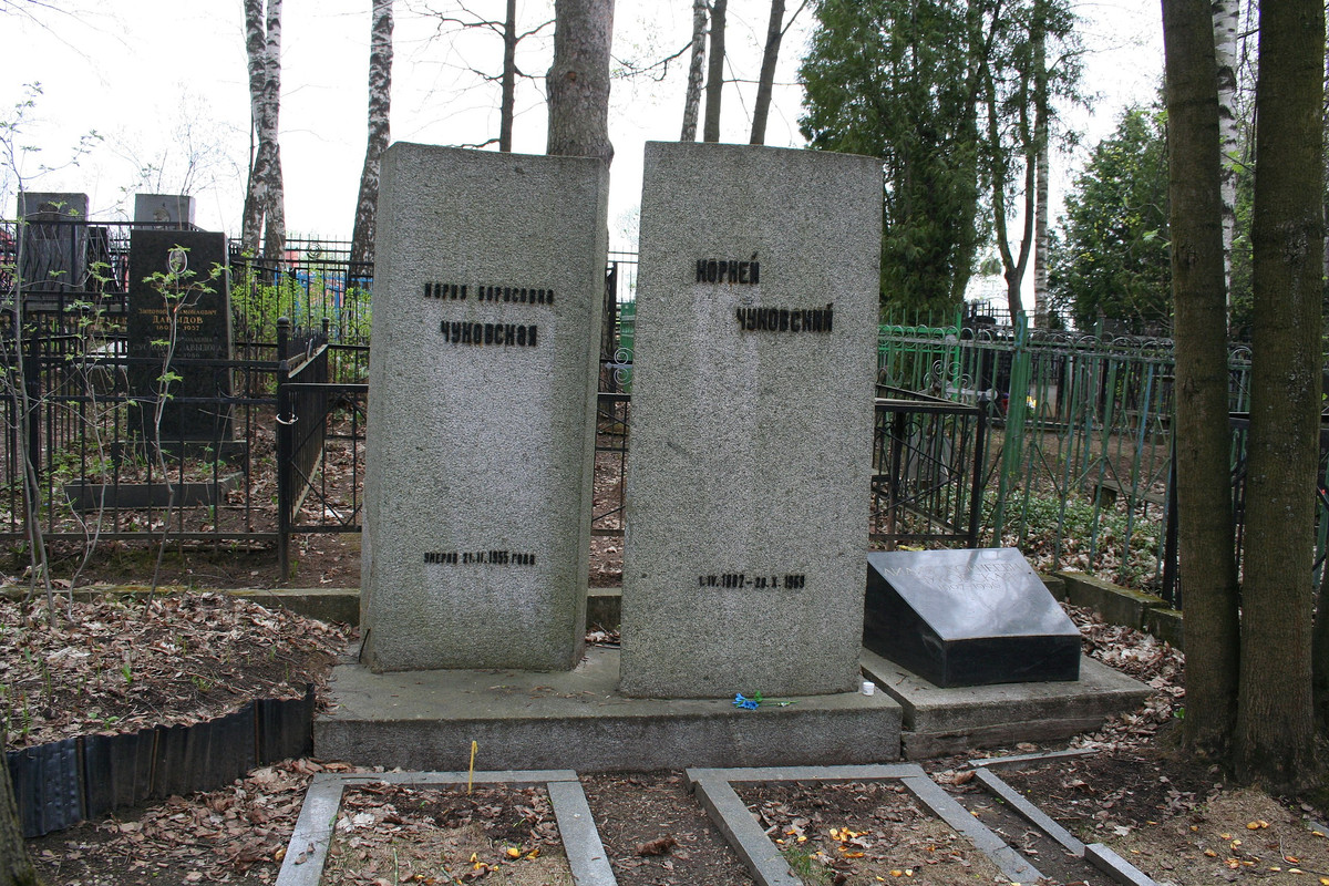 2560px-Переделкино_могила_Чуковского