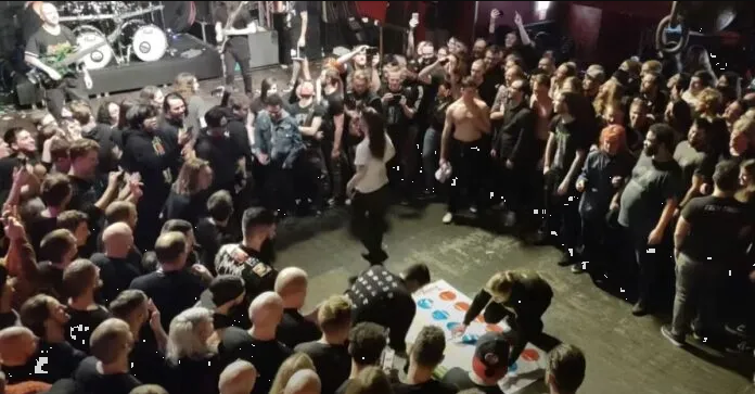 Banda de heavy metal juega Twister con sus fans en pleno concierto