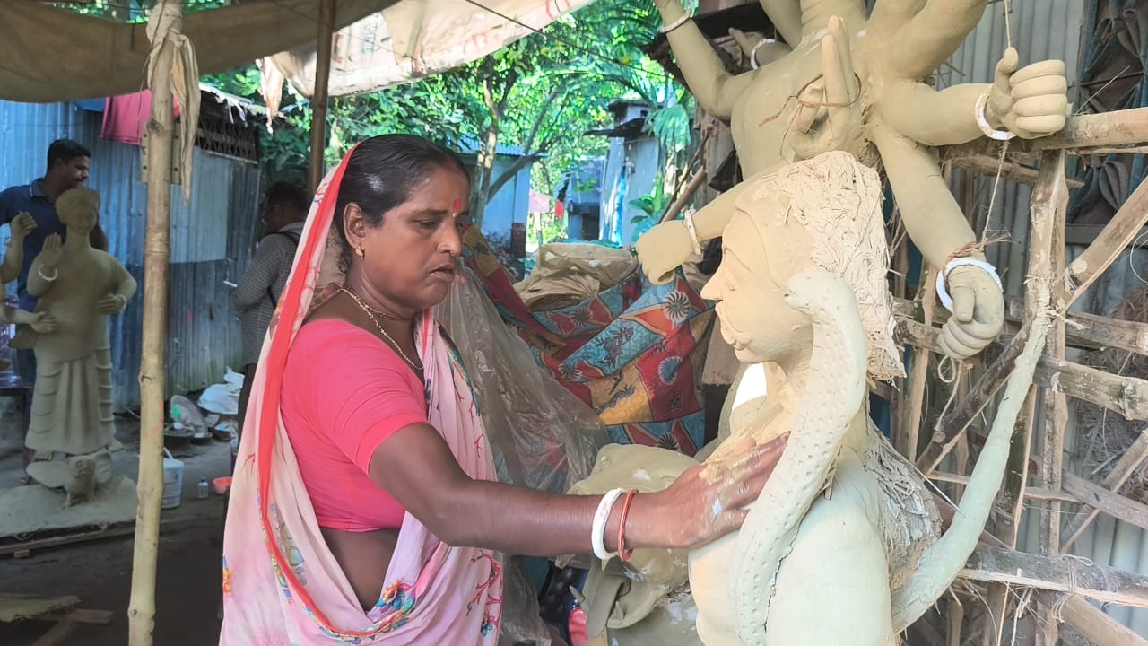বংশ পরম্পরায় প্রতিমা গড়ছেন হাওরপাড়ের এই নারীরা