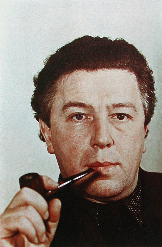 Andre-Breton-with-a-pipe-Paris-1939
