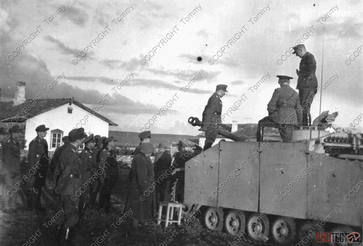 orig Foto Fotos Rumänischer beute Panzer Stug 3 Romania offiziere