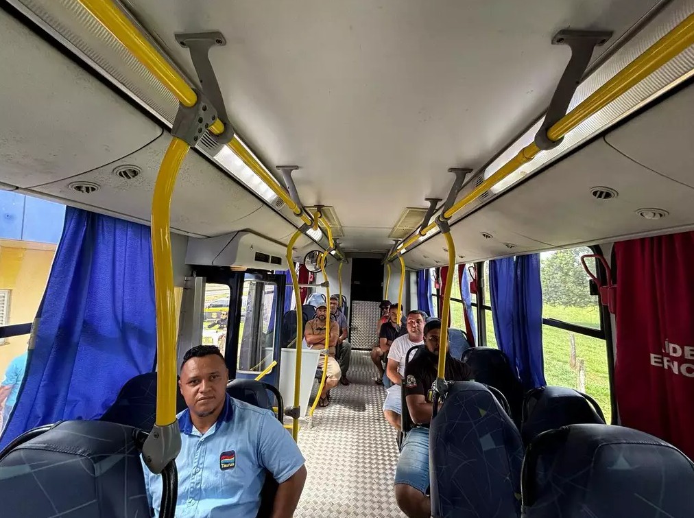 Enquanto aguardam resultado do exames, caminhoneiros aguardam em ônibus com orientações de trânsito (Foto: Bruna Marques)