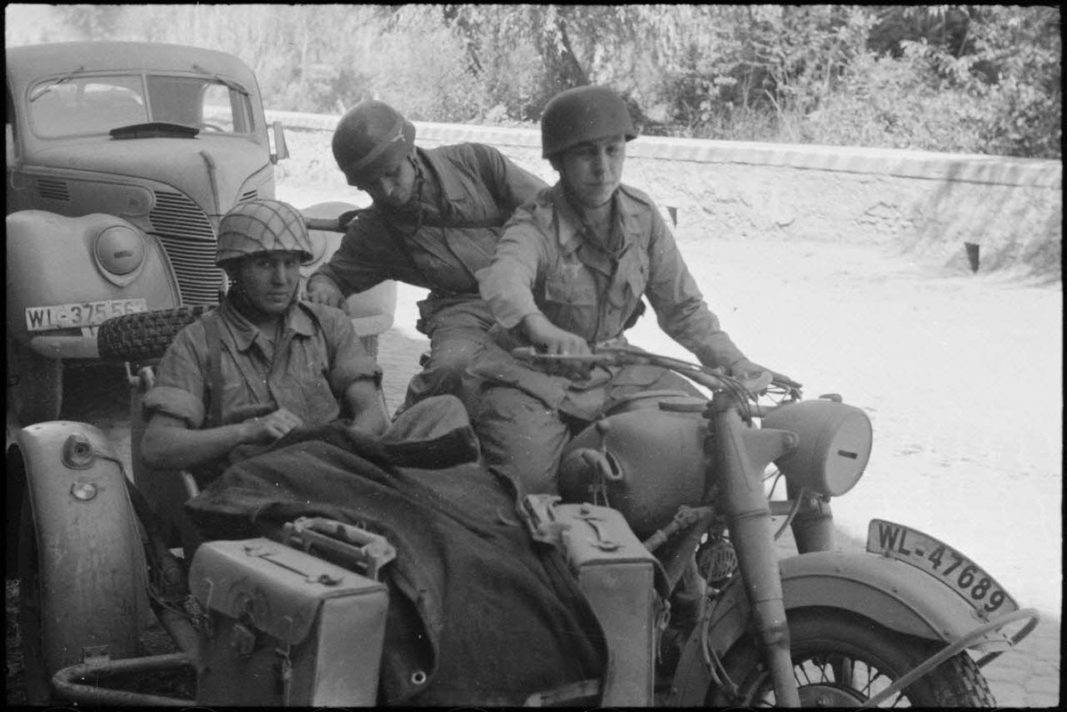 Dans le secteur de Monterotondo au nord-ouest de Rome, des parachutistes allemands du 6e régiment pa