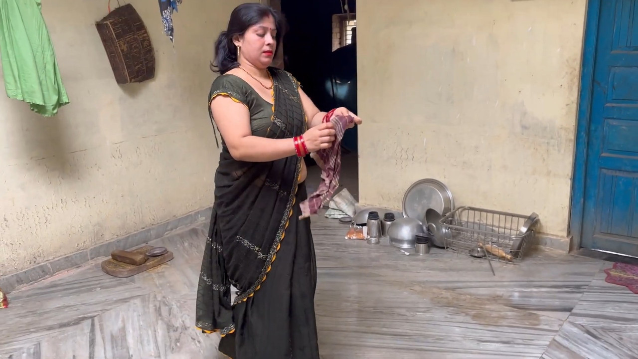 Milky Busty desi aunty sexy boobs Cleavage in green saree.mp4_snapshot_03.54.756