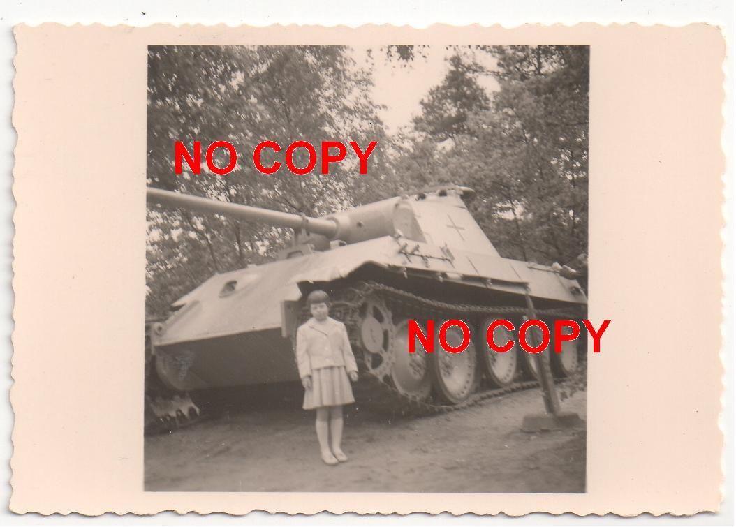 Foto WK2 - kleines Mädchen & Panther mit balkenk