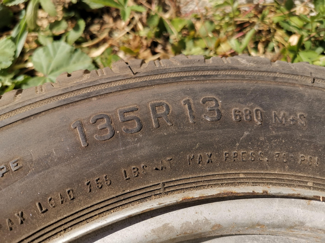 jante 4l pneu clouté