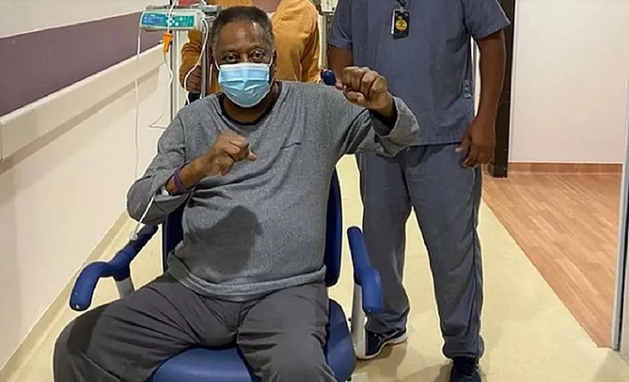 Se cimbra el mundo: 'Rey Pelé' sigue delicado en hospital de Sao Paulo