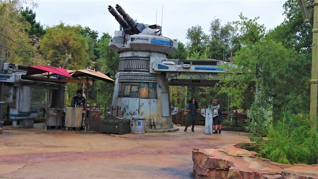 RESISTANCE BASE: Campamento secreto de la Resistencia en Galaxy's Edge - DISNEYLAND ~ STAR WARS: GALAXY'S EDGE, LA GUIA (3)