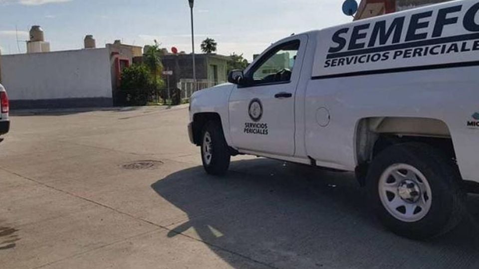 Localizan el cadáver de un hombre a la orilla de una carretera en Michoacán; fue torturado