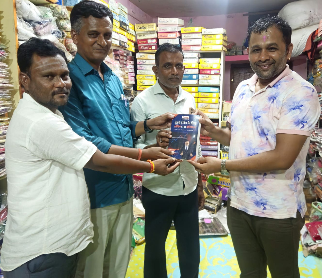 Readers receiving the Hindi CPR trading book by Anil Hanegave in-store across India