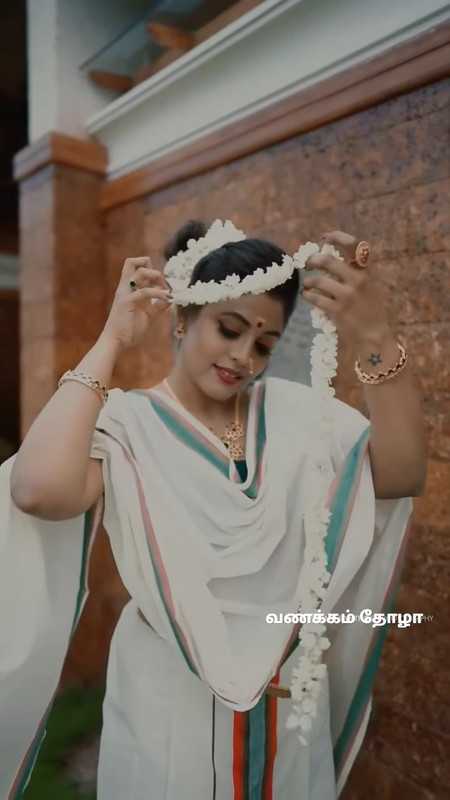 Iniya Sexy navel in Onam Photoshoot.webm_snapshot_00.01.303