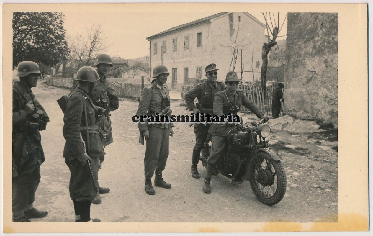 Orig. Foto Polizei Gebirgsjäger Offizier m. Beute Krad Moto Guzzi Italien 1944