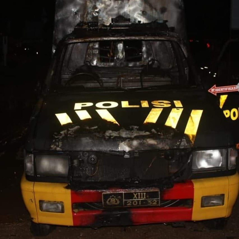 Mobil patroli Polsek Daha Selatan dibakar pelaku. 