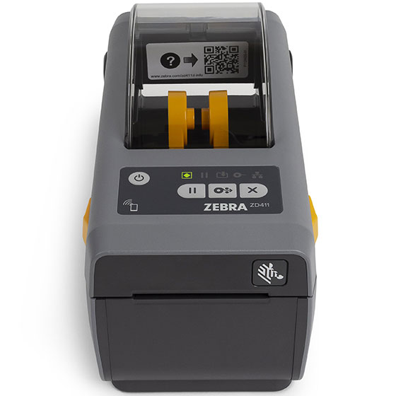 Una persona operando la impresora Zebra ZD411d, destacando su facilidad de uso.