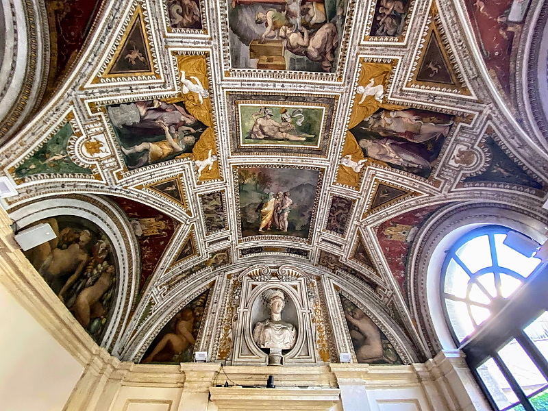 https://i.postimg.cc/9XY24X9f/Palazzo-Firenze-Loggia-del-Primaticcio-3-Marina-M.jpg