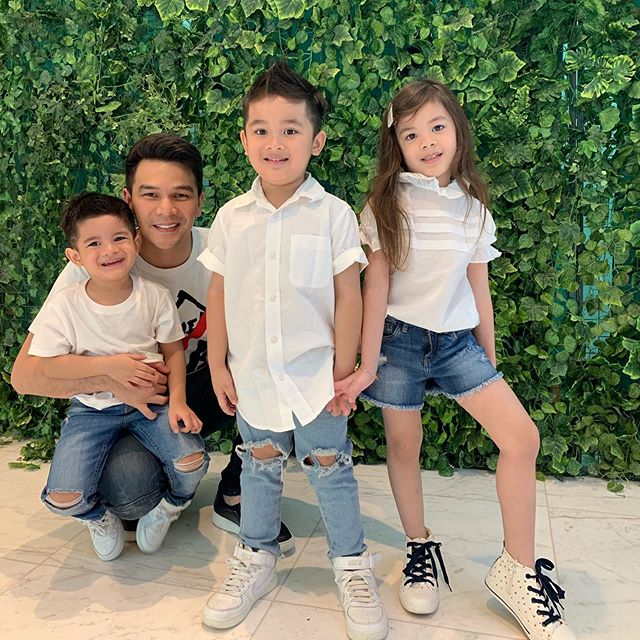 7 Potret terbaru Jonathan Frizzy, ayah tiga anak yang makin menawan