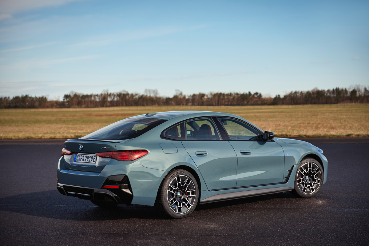 P90546636_highRes_the-new-bmw-i4-m50-x