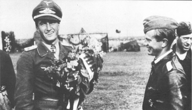 El Oberleutnant Walter Nowotny en el aeródromo de Nikolskoye, sede de su unidad, es recibido con efusividad después de conseguir su victoria número 100. Junio de 1943 El Oberleutnant Walter Nowotny en el aeródromo de Nikolskoye, sede de su unidad, es recibido con efusividad después de conseguir su victoria número 100. Junio de 1943