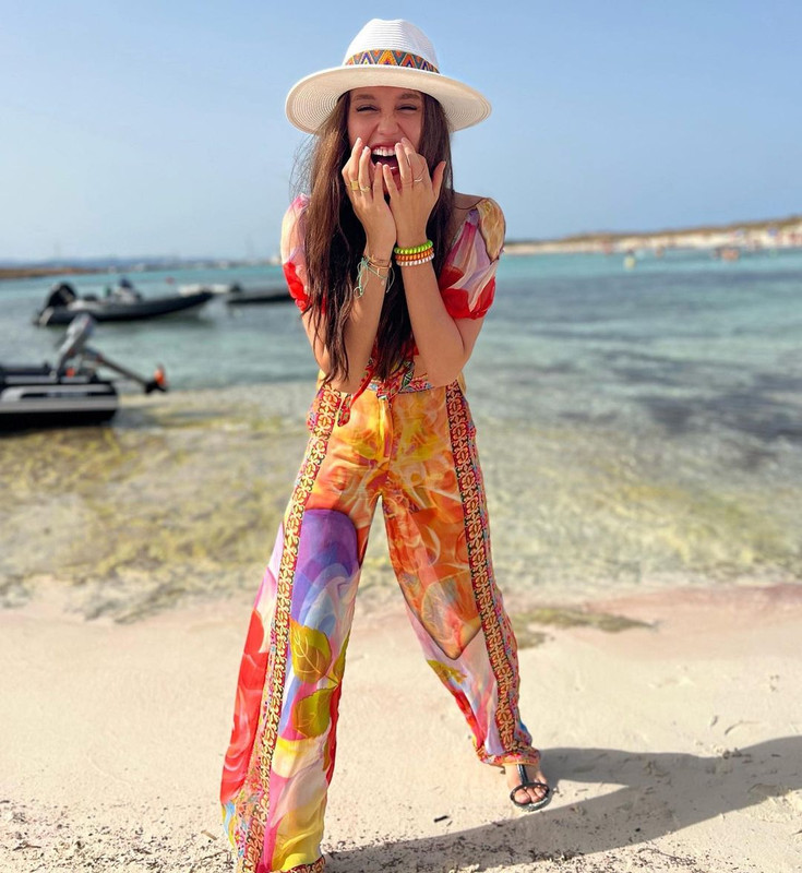 Cinta Laura memamerkan aura kebahagiaan saat liburan ke Spanyol bareng sahabat.