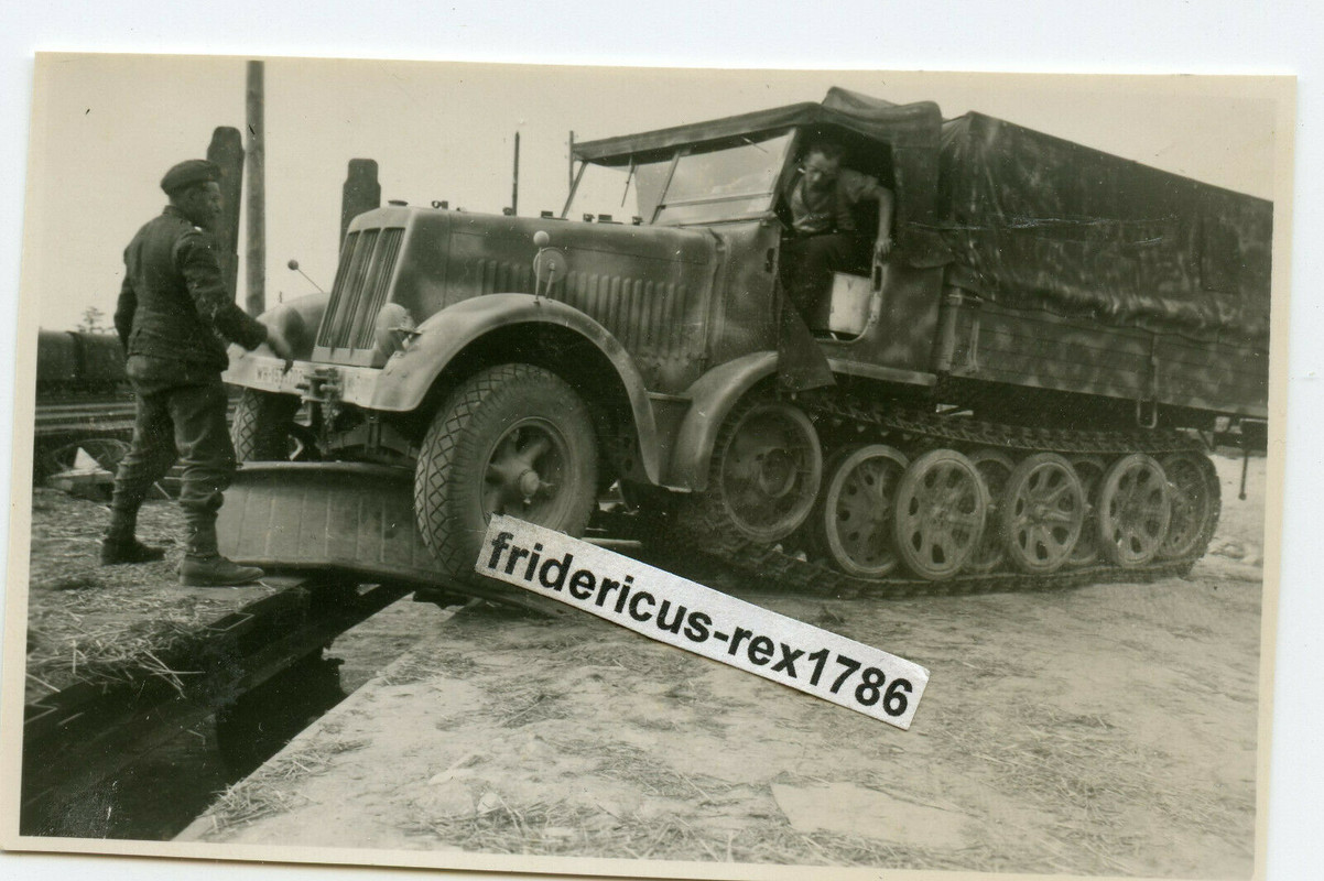 Foto Sd Kfz Halbkette Tarnanstrich camo Bahntransport in Minsk Mai 44 Rückzug