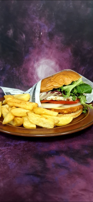 Hamburguesa de pollo crujiente con patatas