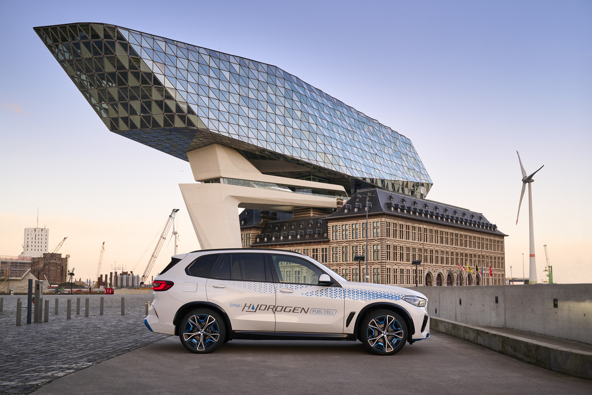 P90494418_highRes_bmw-ix5-hydrogen-on-