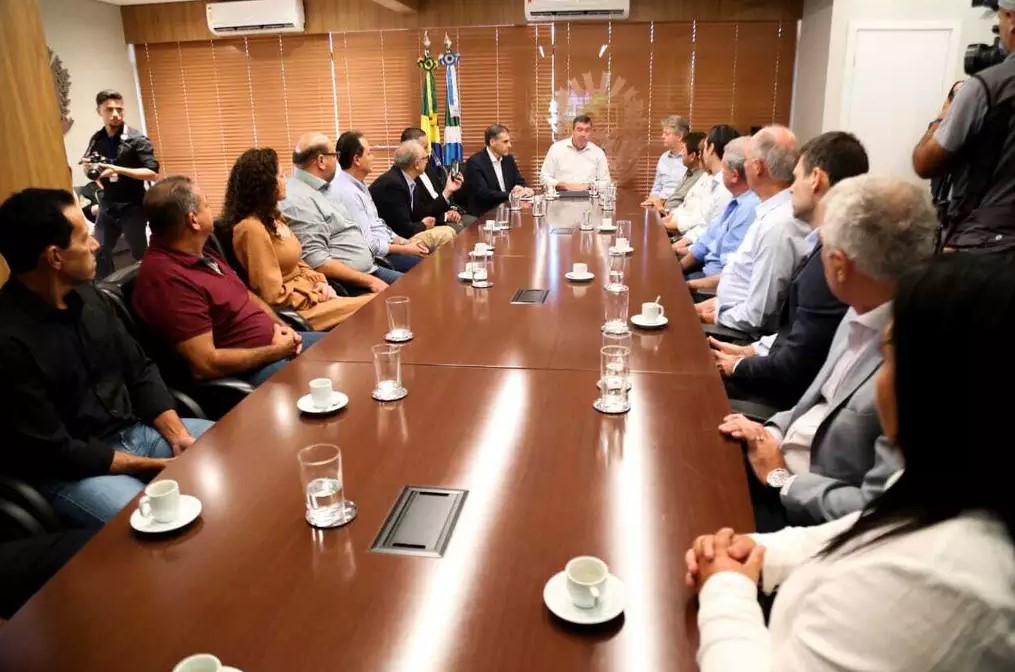 Licença de instalação foi entregue em reunião com representantes da empresa, governo e políticos de Inocência (Foto: Henrique Kawaminami)