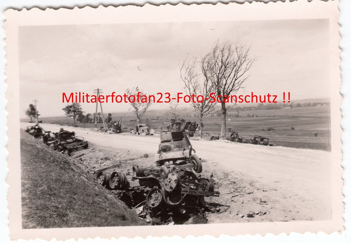 Wehrmacht am zerstörten russischen leichten Panz