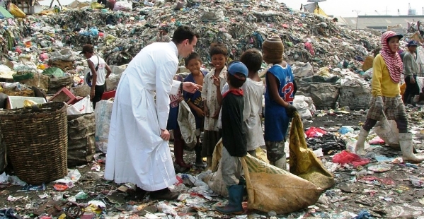 Il sacerdote che riscatta i bambini dalle discariche delle Filippine dans Articoli di Giornali e News padre-Mathieu-nelle-Filippine