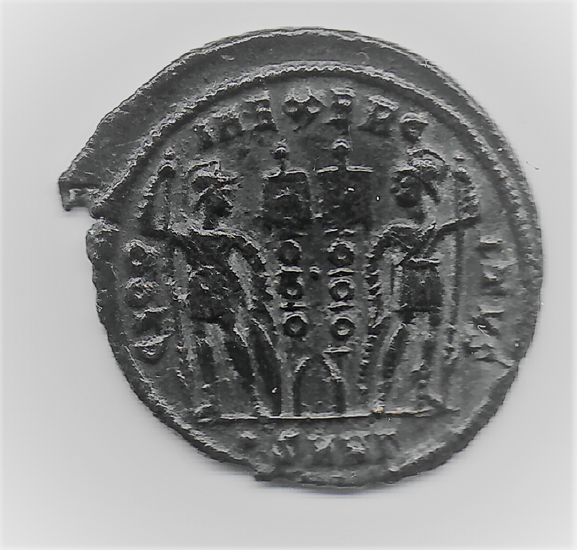 AE3 de Constancio II. GLOR-IA EXERC-ITVS. Dos estandartes entre dos soldados. Heraclea. 2