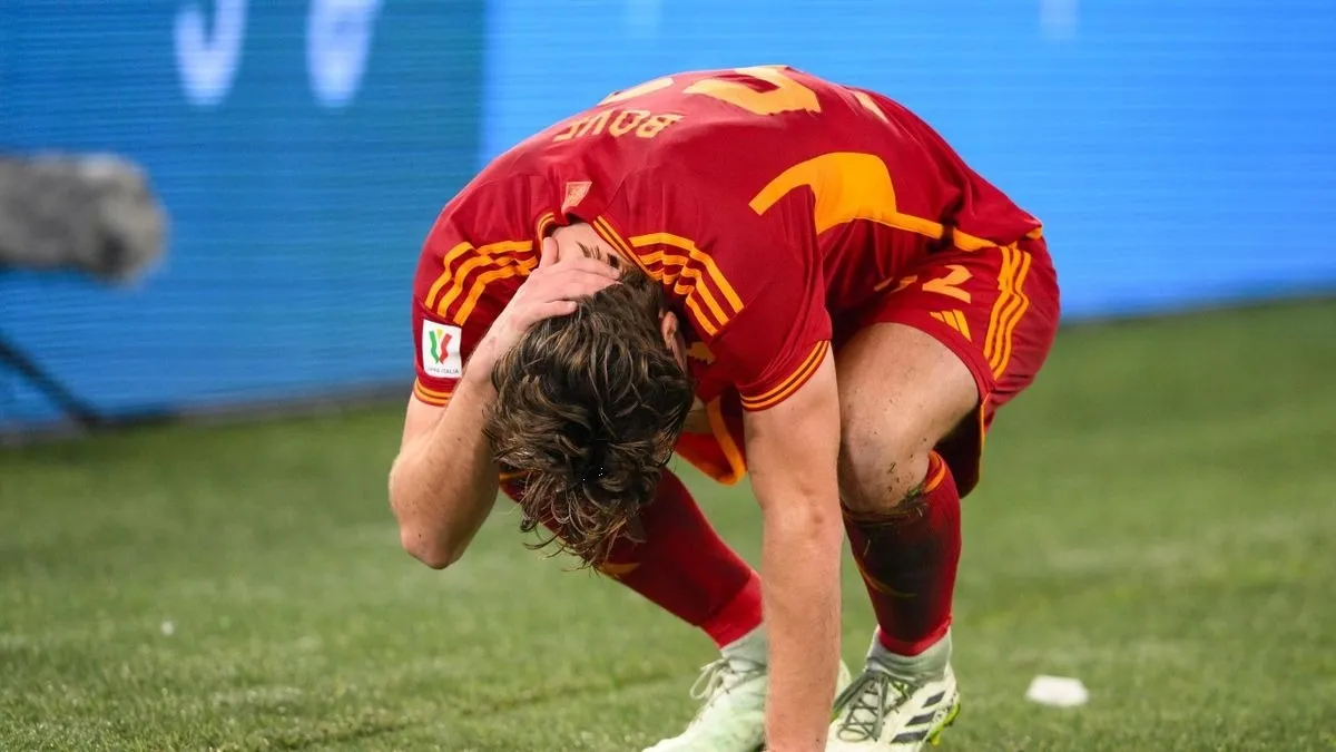 Video: Revientan botellazo a jugador de Mourinho en el Derbi de Roma