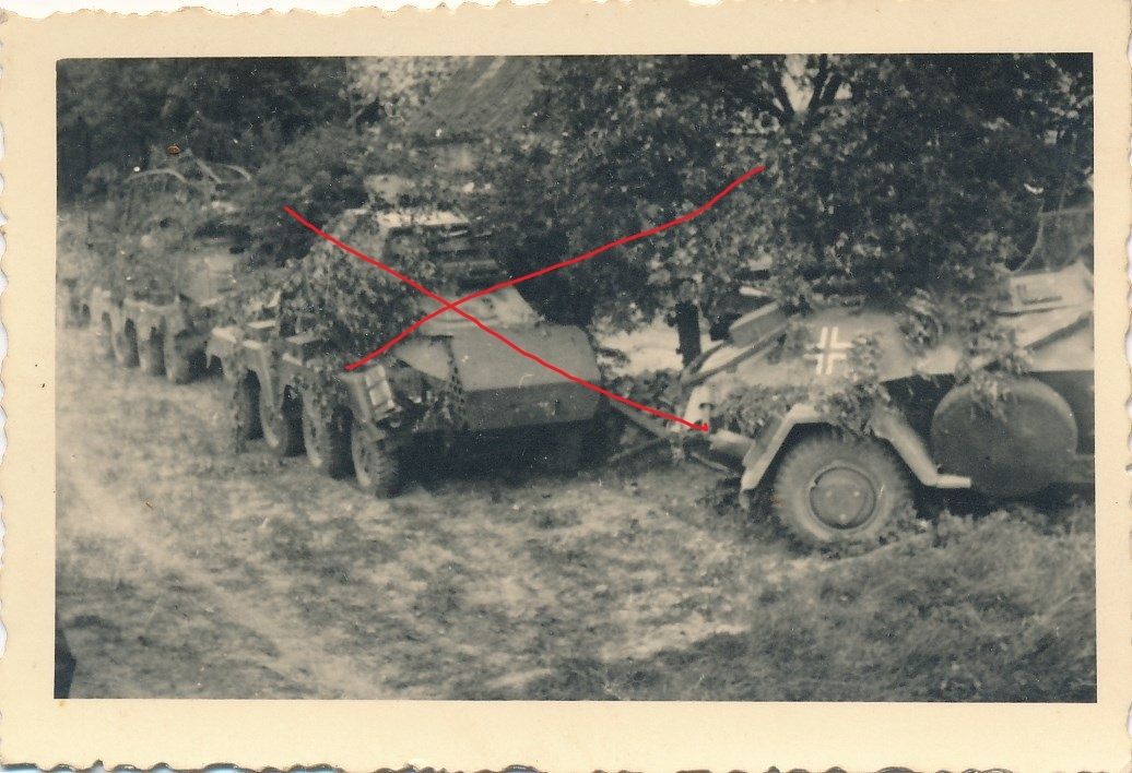 Foto Deutscher Panzerspähwagen 44 Tarnung Radpan