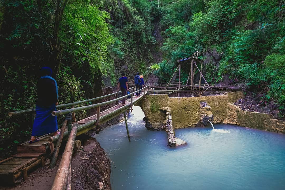 Jembatan bambu akses jalan menuju Air Terjun Kedung Pedut