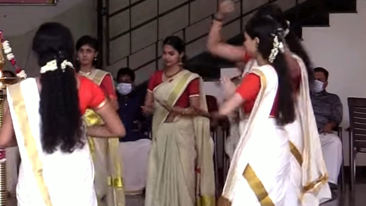 Cute Beautiful Malayali girl Navel slips while thiruvathira.mp4_snapshot_00.10.252