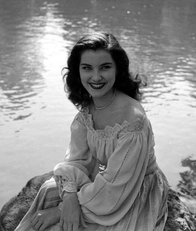 debra_paget_303