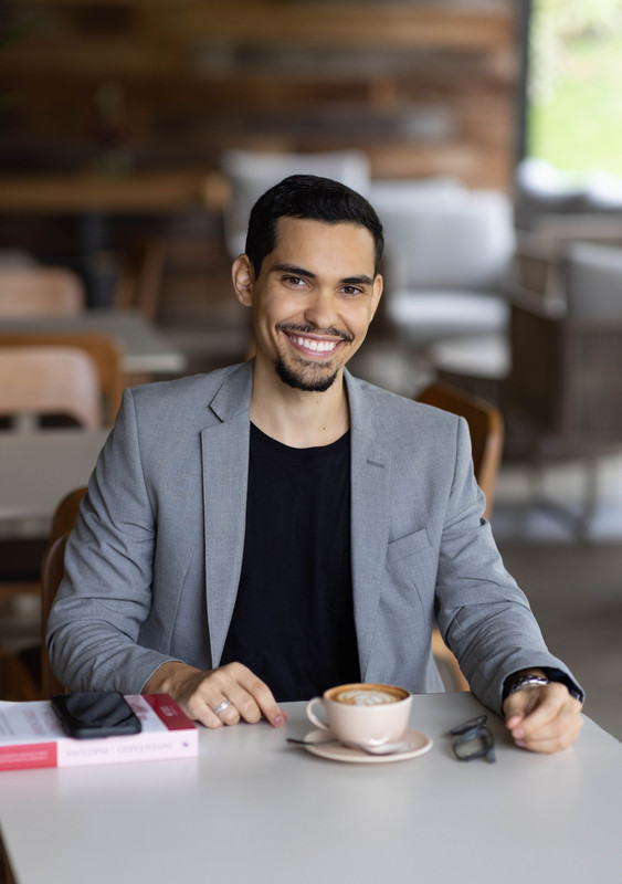 Estudante feliz após aprovação