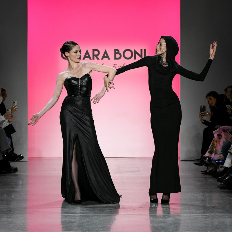 Chiara Boni torna a sfilare a Milano con la Petite Robe SS24