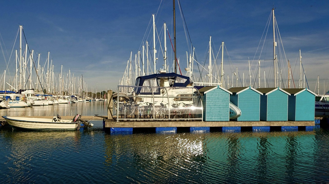 turqupise-huts-boats-dis.jpg