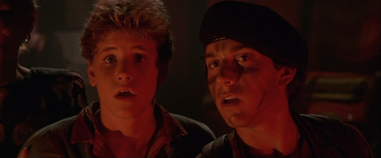 The Lost Boys (1987).mkv_snapshot_01.29.44_[2018.03.01_16.37.13]