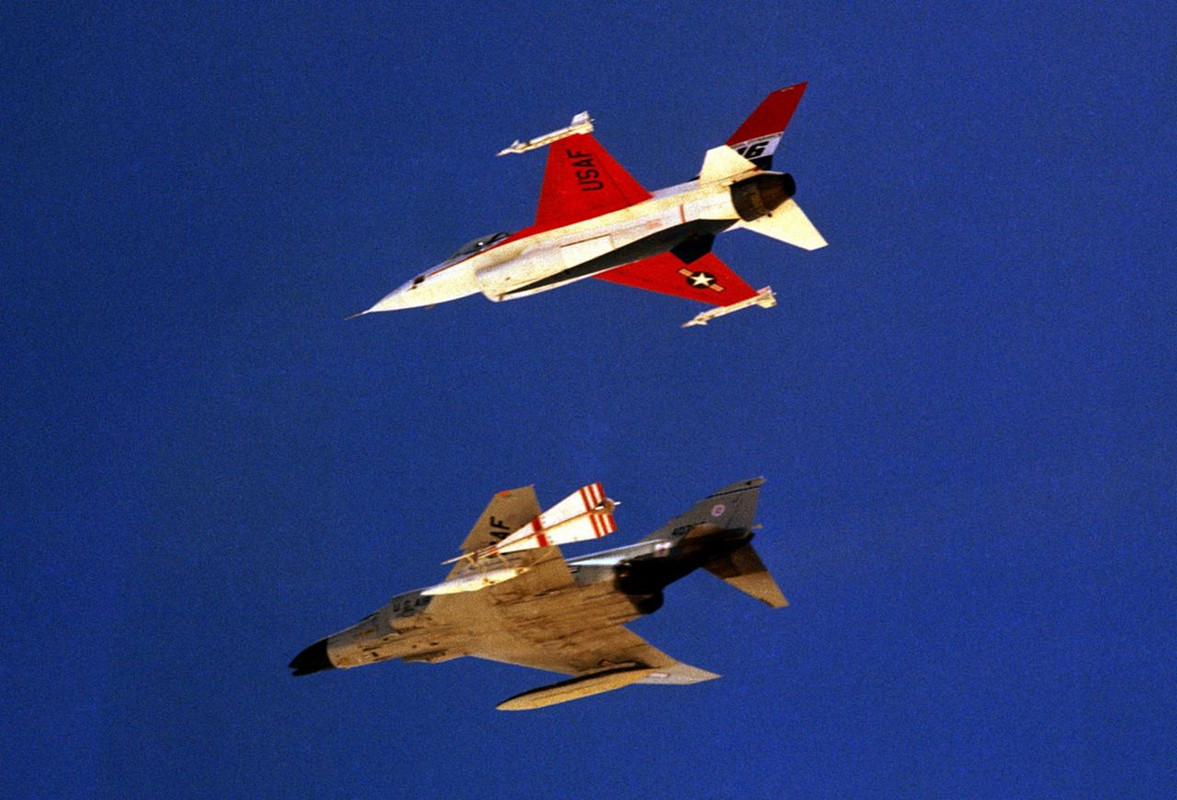 1280px-F-4-C-and-YF-16-in-flight-1976.jp