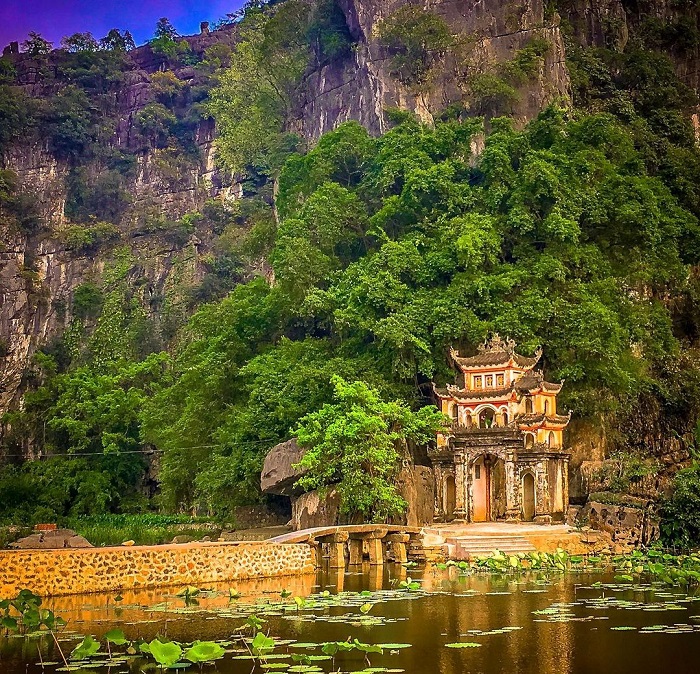 attractions Ninh Binh, Vietnam, Halong Bay on land, Bai Dinh, Van Long, Tam Coc, Bich Dong, Thung Nham