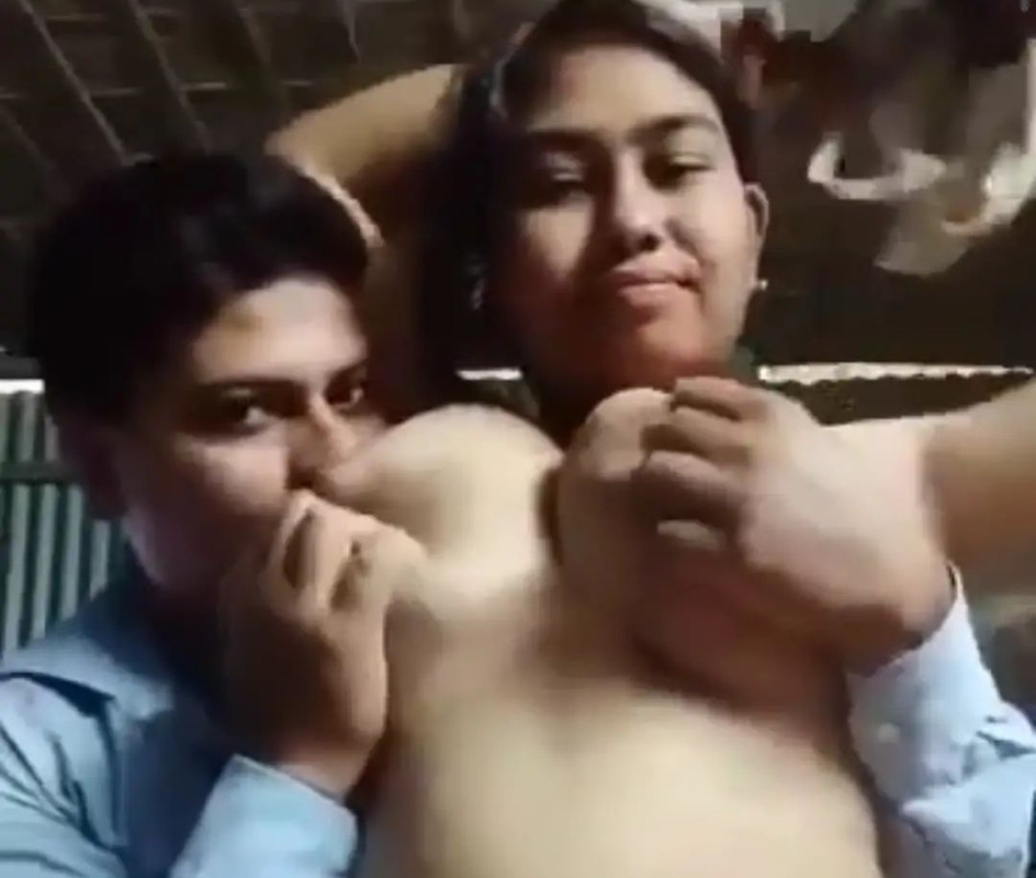 The neighbor made the bhabhi naked and pressed her big boobs