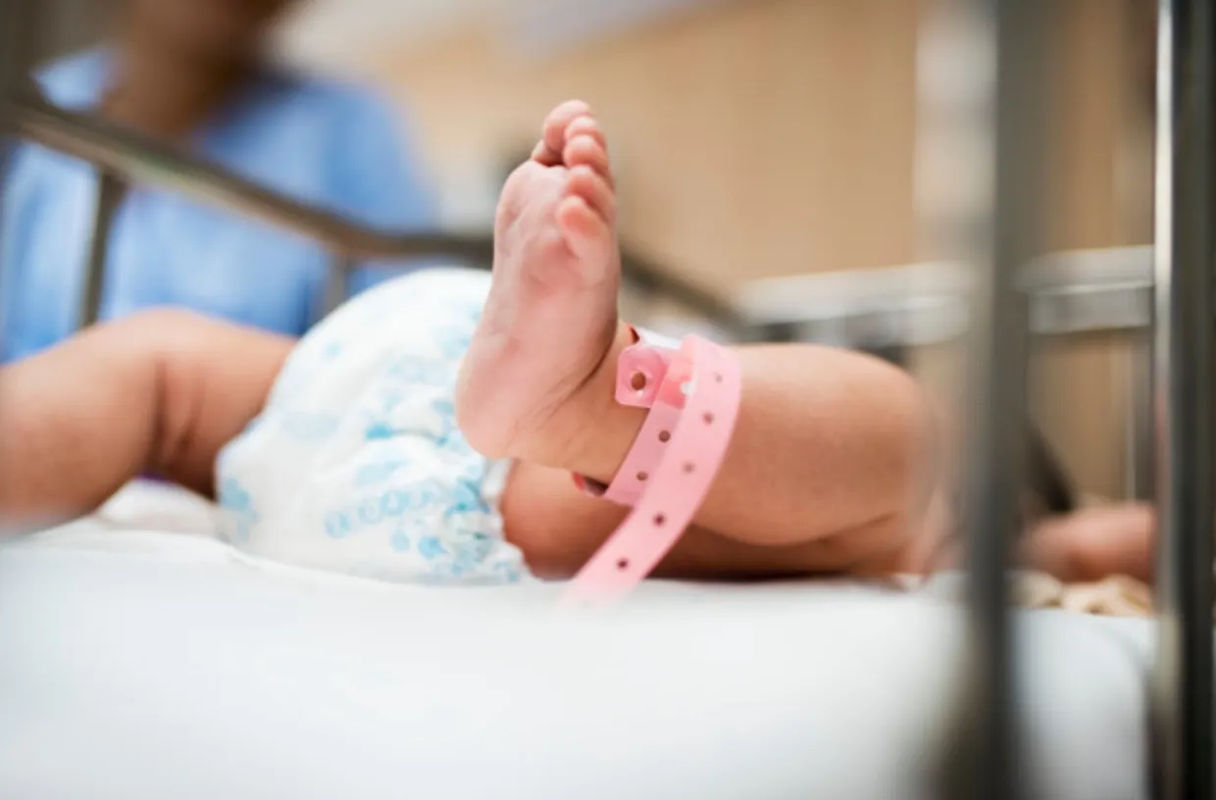 Hallan restos de 8 fetos en vientre de bebé recién nacida