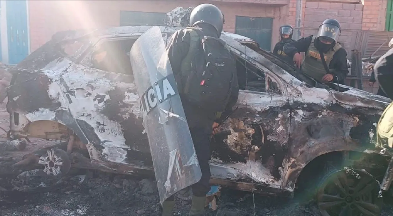 Policía es quemado vivo en Perú, protestantes incendiaron su patrulla
