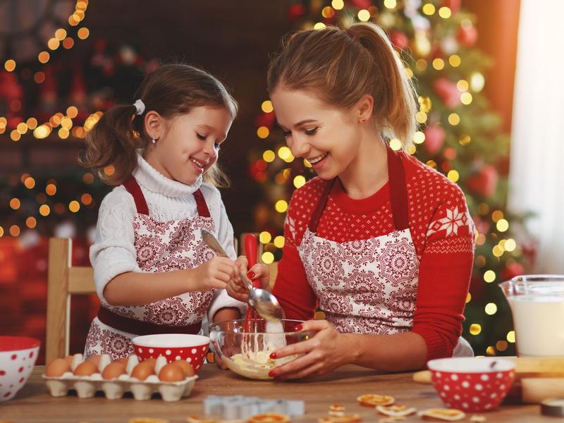 zena-matka-dcera-peceni-cukrovi-kuchyne-vanoce.jpg