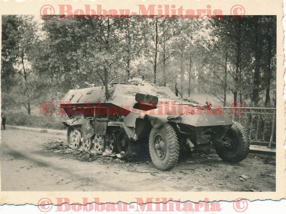 Schützenpanzerwagen SdKfz 251 Wrack mit Kampschaden Front combat