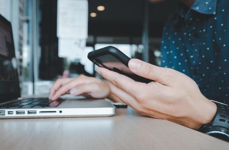 RITUALES POST-CRÉDITOS: POR QUÉ LAS NOCHES DE CINE AHORA INCLUYEN JUEGO INTERACTIVO RITUALES POST-CRÉDITOS: POR QUÉ LAS NOCHES DE CINE AHORA INCLUYEN JUEGO INTERACTIVO